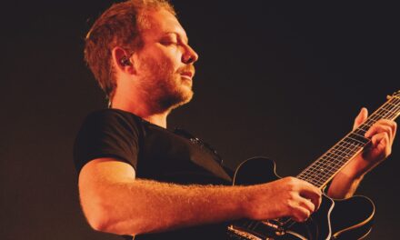 Sul palco di Marco Mengoni con Massimo Colagiovanni! Analogico, digitale e programmazione per suoni di chitarra precisi e versatili