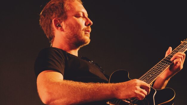 Sul palco di Marco Mengoni con Massimo Colagiovanni! Analogico, digitale e programmazione per suoni di chitarra precisi e versatili