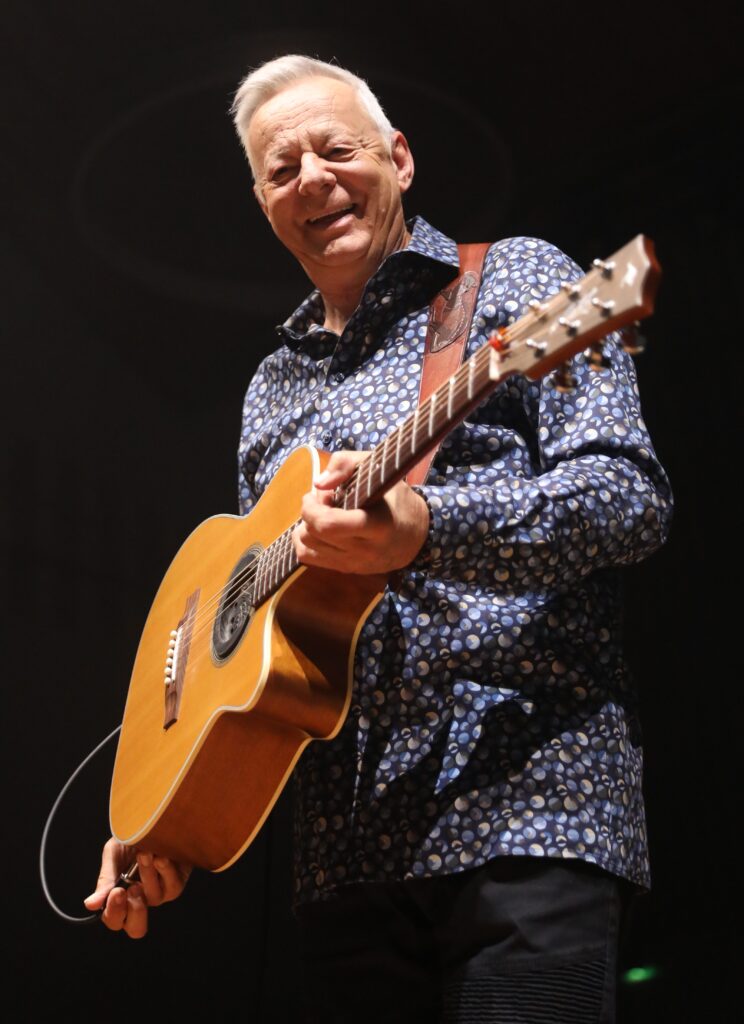 In una recente intervista Tommy Emmanuel ha spiegato l'unica tecnica corretta per usare il capotasto senza avere problemi di accordatura