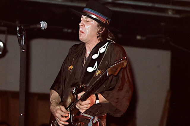 Stevie Ray Vaughan suonava sempre con tutta l'energia che aveva. Una sera probabilmente ne usò troppa e così perse un dente