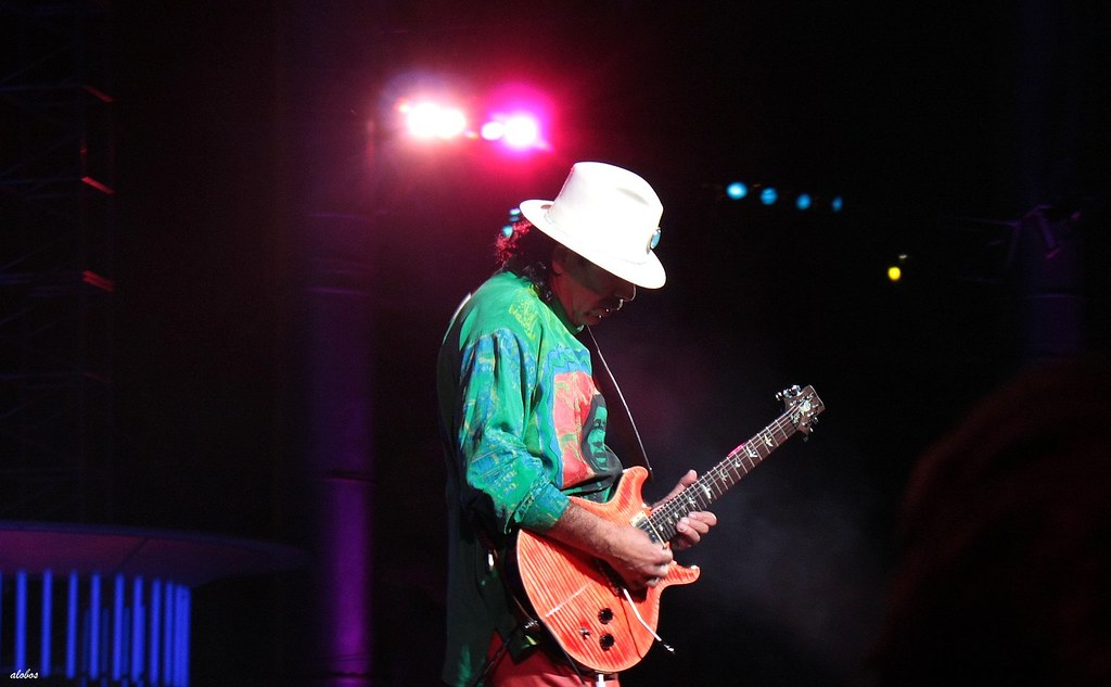 Ecco la storia della leggendaria esibizione di Carlos Santana a Woodstock nel 1969, alle prese con fede, spiritualità e LSD