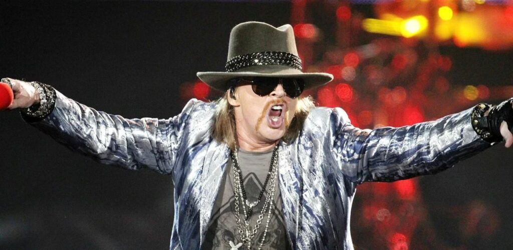 Durante un concerto dei Guns N' Roses il pubblico non rispettò un preciso divieto imposto dalla band e Axl Rose si fece giustizia da solo...