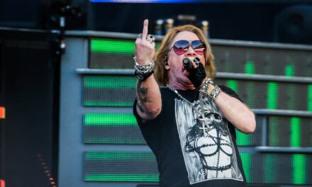 Axl Rose si fa giustizia dal solo: Rocket Queen Riot