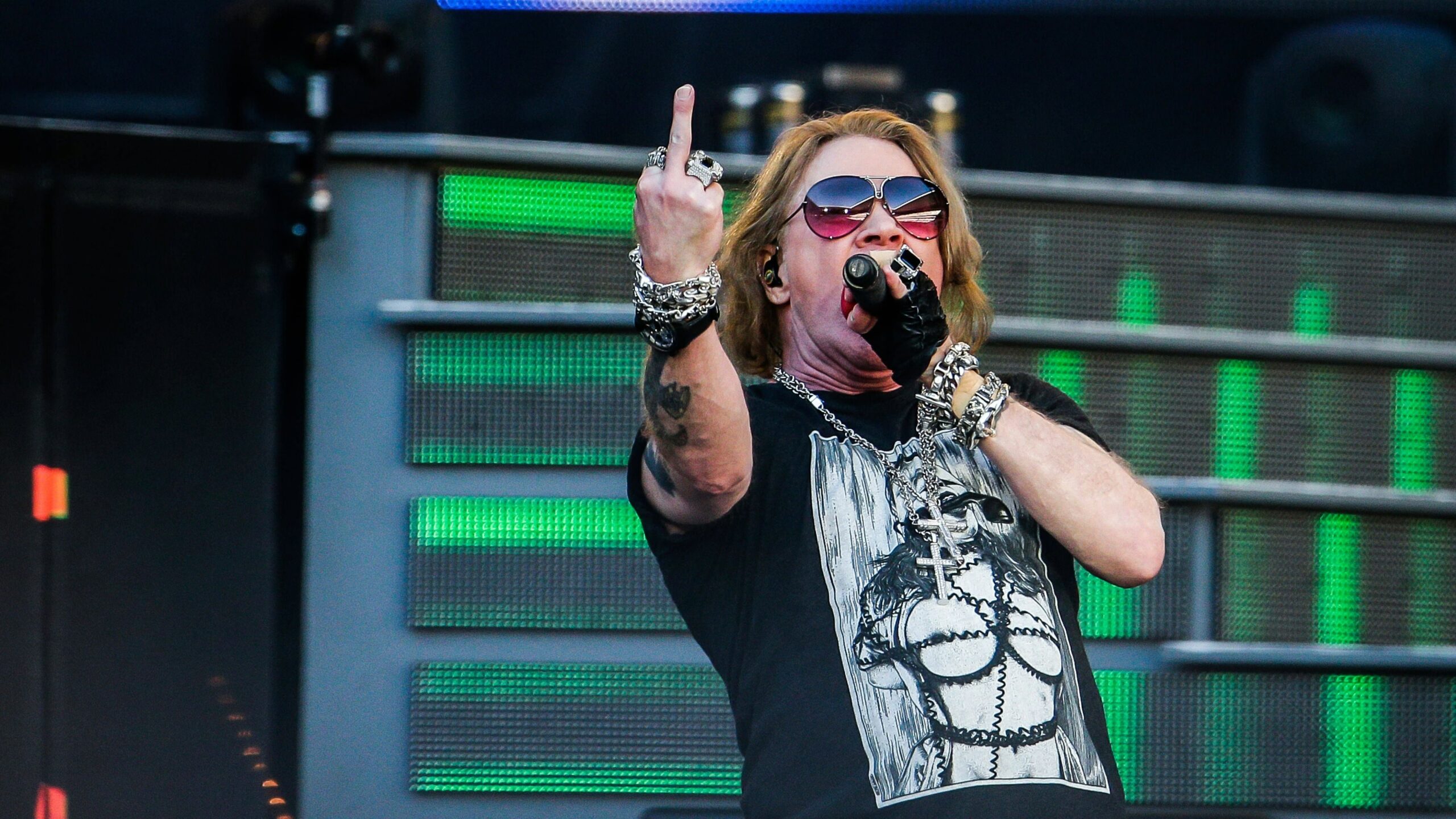 Durante un concerto dei Guns N' Roses il pubblico non rispettò un preciso divieto imposto dalla band e Axl Rose si fece giustizia da solo...