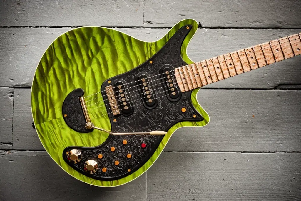 Steve Vai stupisce il mondo della chitarra con la sua versione della Red Special: un gioiello firmato Guyton Guitars...