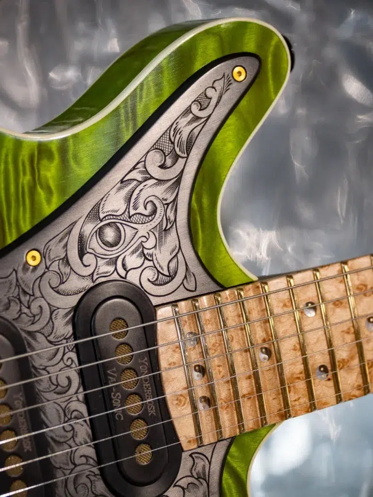 Steve Vai stupisce il mondo della chitarra con la sua versione della Red Special: un gioiello firmato Guyton Guitars...