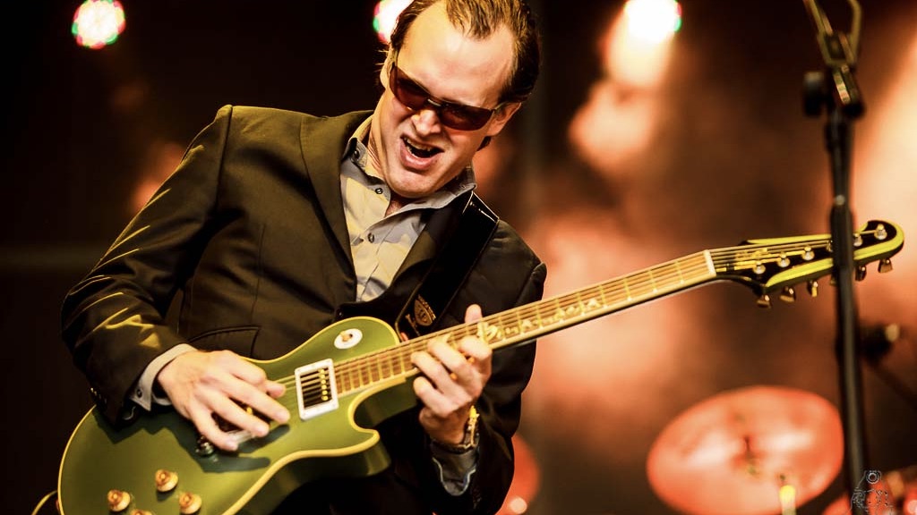 Circa dieci anni fa Joe Bonamassa ha lanciato una lezione improvvisata che lo ha reso famoso in tutto il mondo. Non perderla!