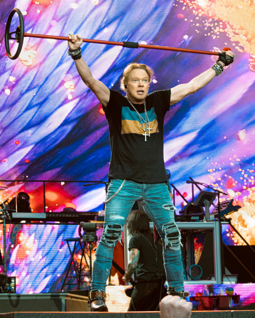 Dai social arriva la notizia bomba dei Guns N' Roses usciranno a dicembre i due nuovi singoli della band e nel 2026 ci sarà un nuovo tour