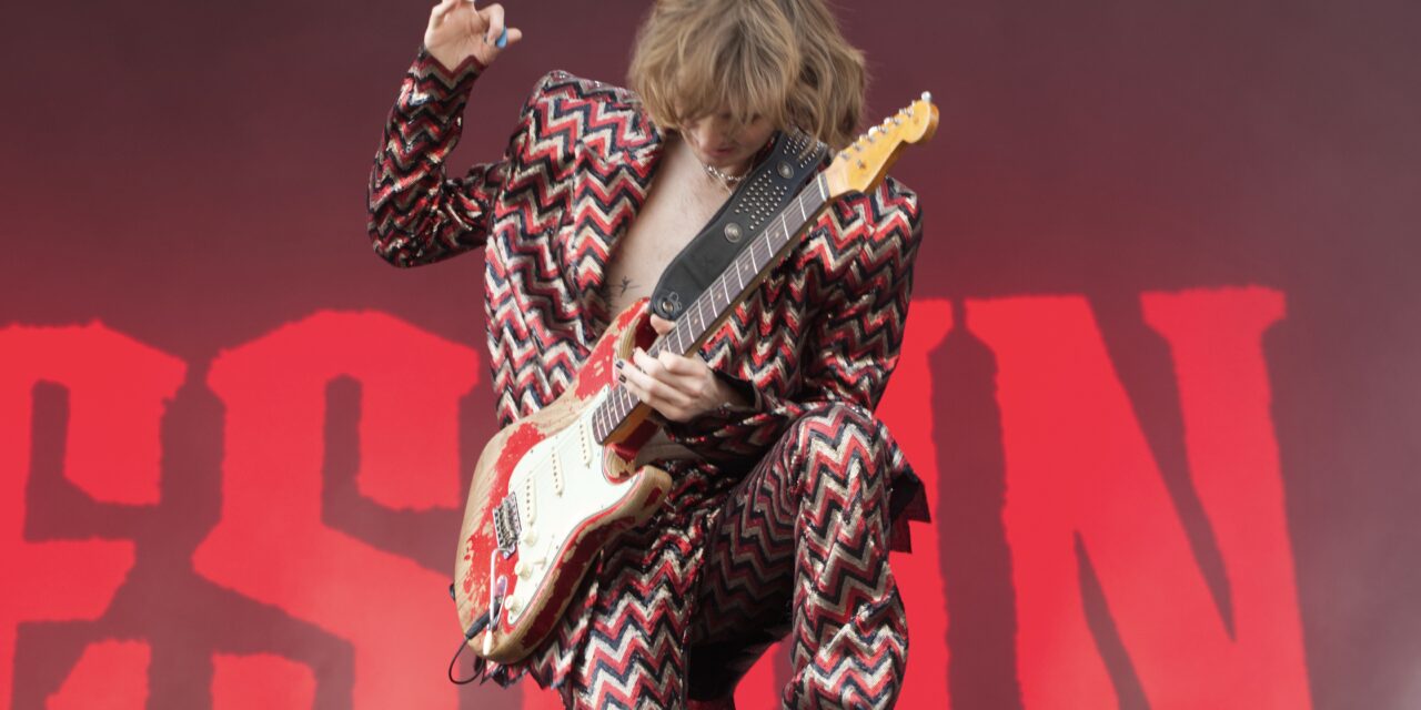 Thomas Raggi rompe il silenzio con Masquerade: l’esordio solista prodotto da Tom Morello