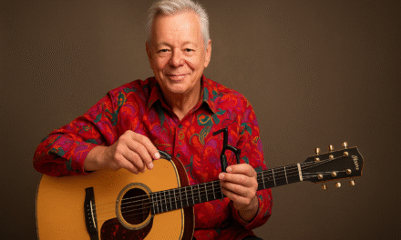 Credevi di saper usare il capotasto? Ecco il modo corretto, spiegato da Tommy Emmanuel