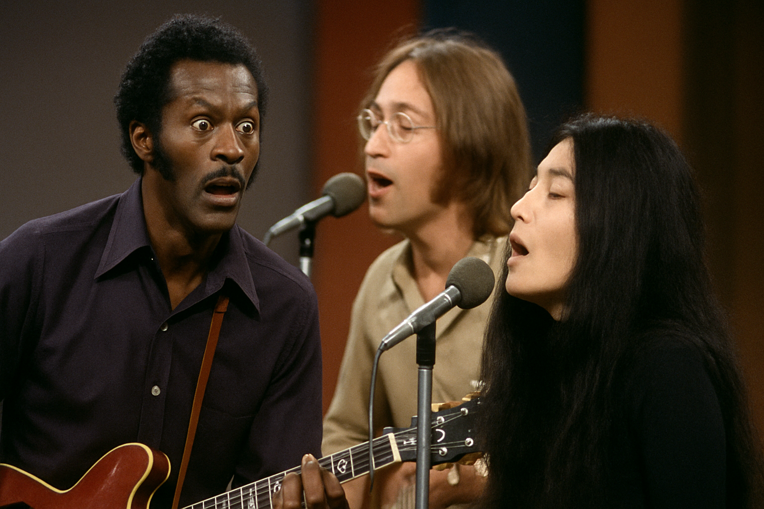 Nel 1972 John Lennon e Yoko Ono erano ospiti di un programma TV e in una sera con Chuck Berry avvenne l'incredibile...