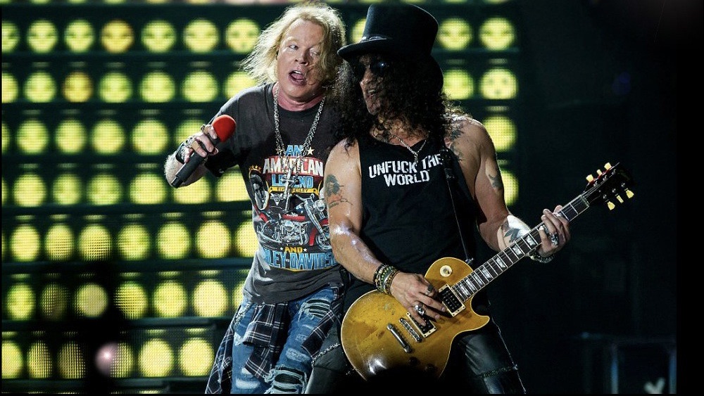 Dai social arriva la notizia bomba dei Guns N' Roses usciranno a dicembre i due nuovi singoli della band e nel 2026 ci sarà un nuovo tour