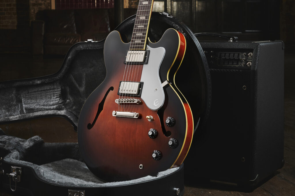 Dopo il ritorno ai live degli Oasis anche Epiphone celebra la storia della band inglese con due chitarre dedicate. Scoprile subito!