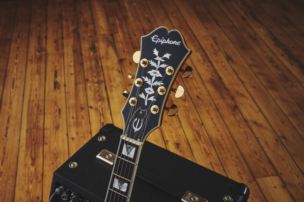 Dopo il ritorno ai live degli Oasis anche Epiphone celebra la storia della band inglese con due chitarre dedicate. Scoprile subito!