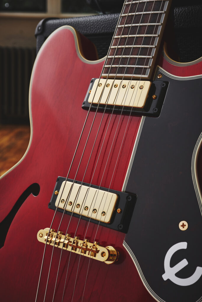 Dopo il ritorno ai live degli Oasis anche Epiphone celebra la storia della band inglese con due chitarre dedicate. Scoprile subito!