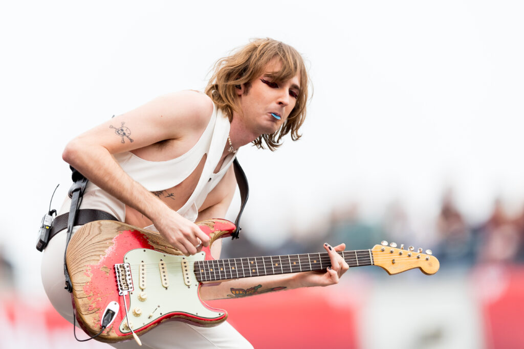 L'ex chitarrista dei Måneskin rompe il silenzio e annuncia il suo primo album prodotto da Tom Morello: ecco Masquerade di Thomas Raggi