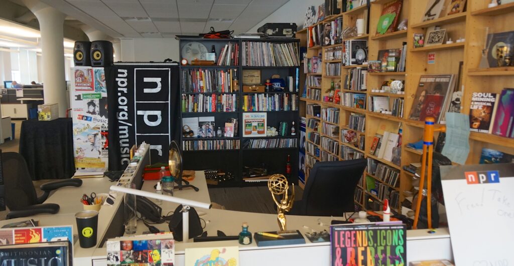 Durante il suo tour Robert Plant ha fatto sosta dietro la scrivania del Tiny Desk per una performance intima ed emozionante...