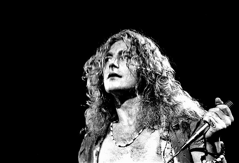 Durante il suo tour Robert Plant ha fatto sosta dietro la scrivania del Tiny Desk per una performance intima ed emozionante...