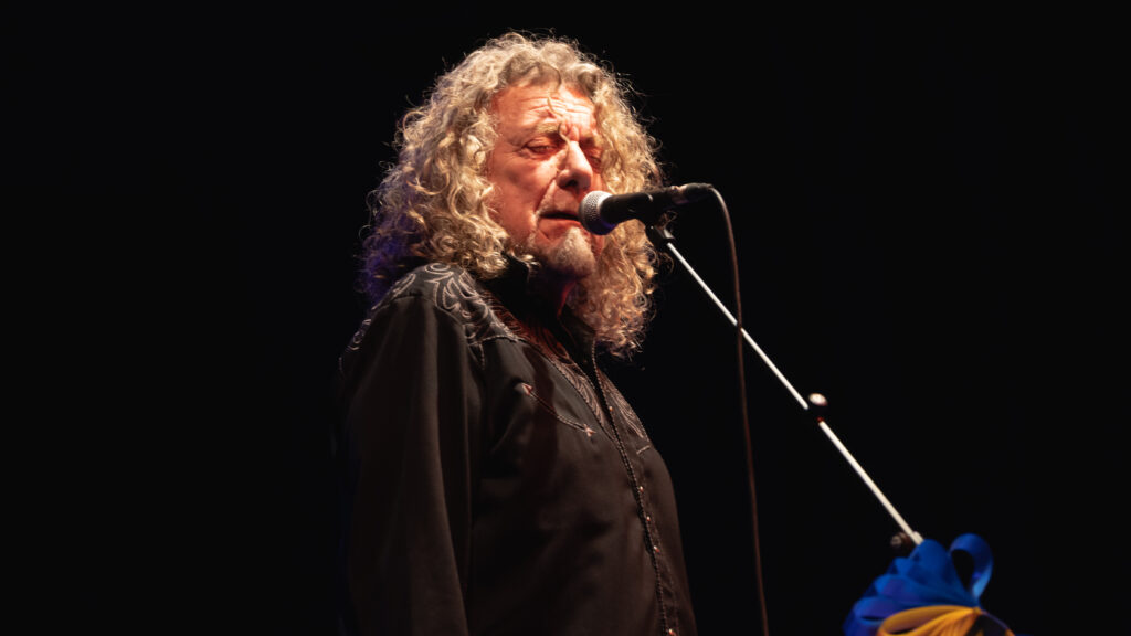 Durante il suo tour Robert Plant ha fatto sosta dietro la scrivania del Tiny Desk per una performance intima ed emozionante...