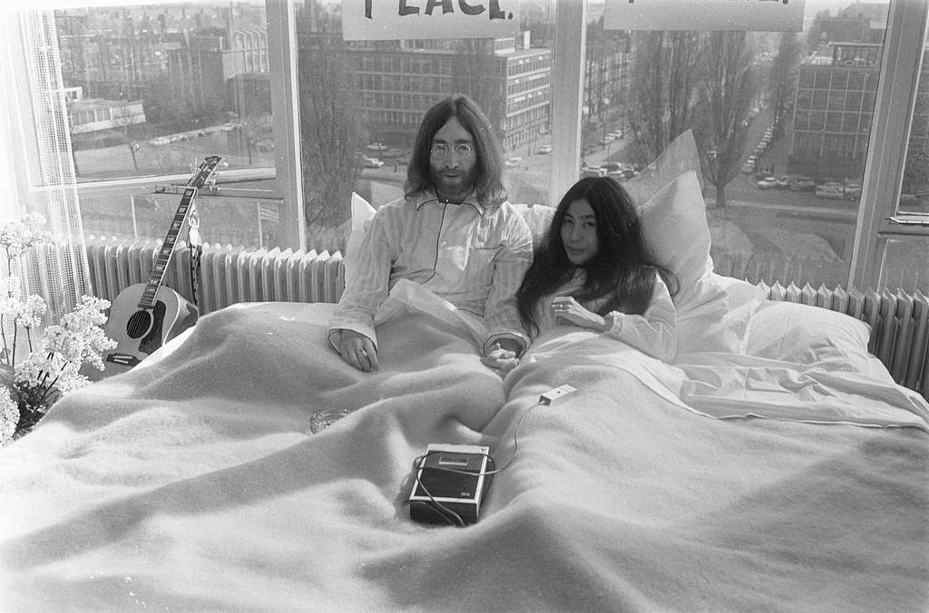 Nel 1972 John Lennon e Yoko Ono erano ospiti di un programma TV e in una sera con Chuck Berry avvenne l'incredibile...