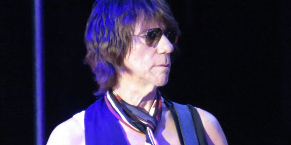 Jeff Beck è sempre stato uno sperimentatore ed ecco che secondo PRS negli ultimi anni in studio avrebbe usato una chitarra segreta