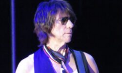 Jeff Beck è sempre stato uno sperimentatore ed ecco che secondo PRS negli ultimi anni in studio avrebbe usato una chitarra segreta