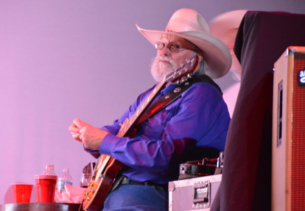 Ecco la storia di un grand session man di Nashville diventato per sbaglio il chitarrista di Bob Dylan, poi esploso con la sua musica