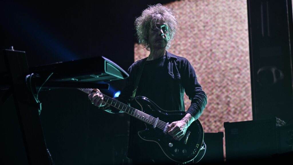 Con la sua morte ci lascia un'altra leggenda della musica, membro fondamentale dei The Cure: addio Perry Bamonte!