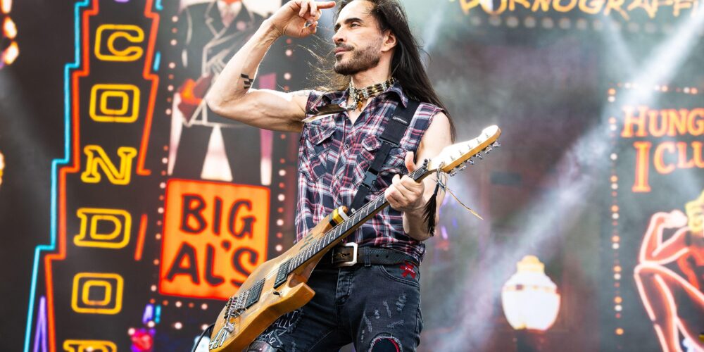Van Halen rinuncia di esibirsi ma Nuno Bettencourt prende il suo posto ed è costretto a suonare quegli assoli impossibili