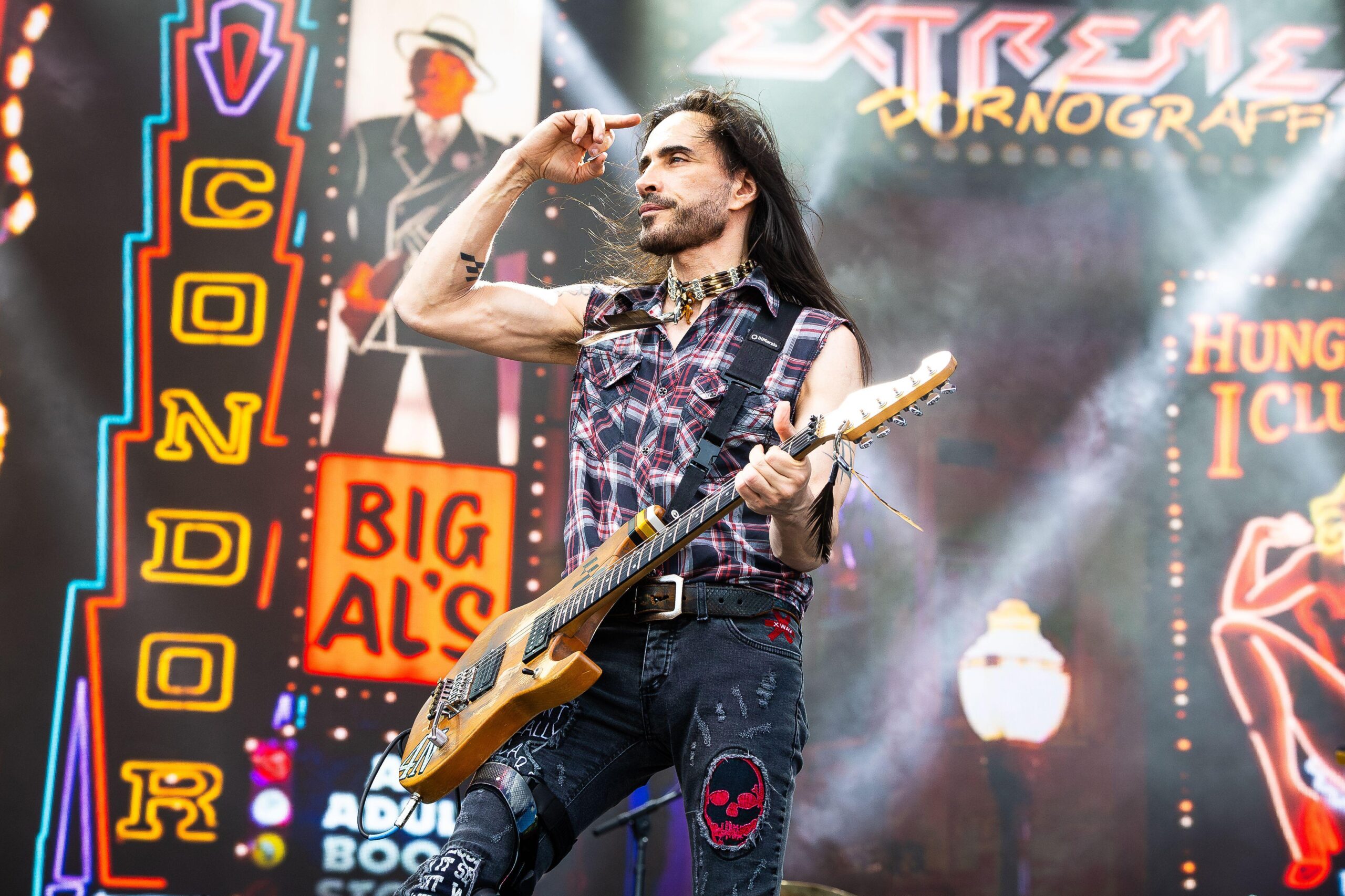 Van Halen rinuncia di esibirsi ma Nuno Bettencourt prende il suo posto ed è costretto a suonare quegli assoli impossibili