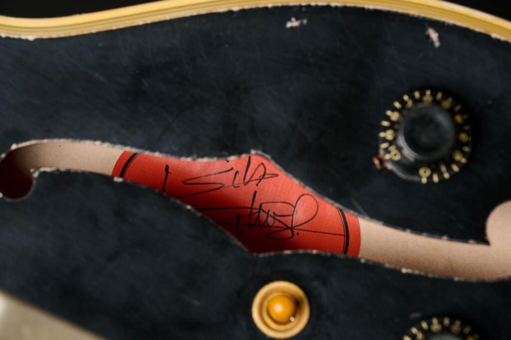 Gibson presenta le nuove ES-355 dedicate alla storia di Keith Richards e della sua leggendaria chitarra usata dal 1969...