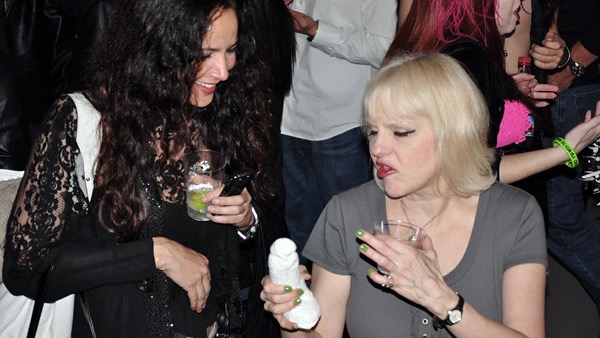 Ecco la storia di una groupie e i calchi scandalosi delle rockstar, da Jimi Hendrix a Frank Zappa e non solo...