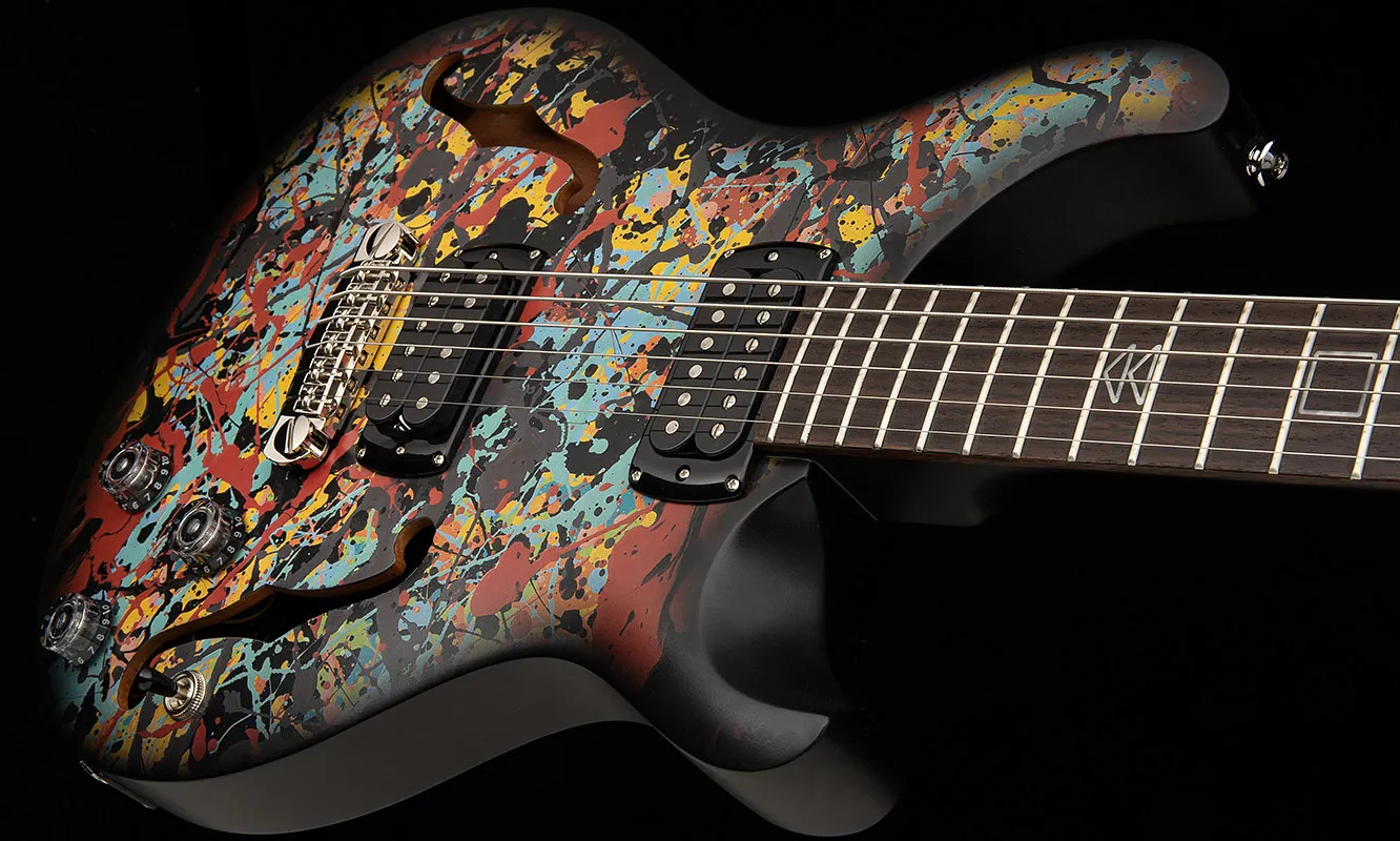 In occasione del NAMM 2026, Ed Sheeran presenta insieme a PRS la SE Ed Sheeran Cosmic Splash, una baritona sviluppata appositamente per lui