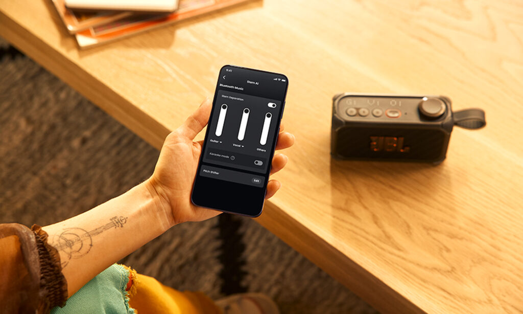 gallery 2 - LS_JBL_Bandbox_Solo_Lifestyle_03_904x560px