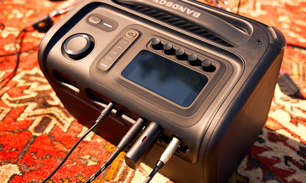 gallery 4 - LS_JBL_Bandbox_Trio_Lifestyle_03_904x560px