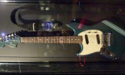 La chitarra di Kurt Cobain, usata in Smells like Teen Spirits, sarà battuta all’asta da Christie's: stima fino a 5 milioni di dollari.