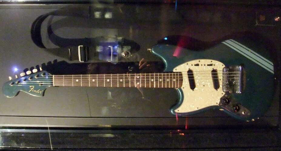 La chitarra di Kurt Cobain, usata in Smells like Teen Spirits, sarà battuta all’asta da Christie's: stima fino a 5 milioni di dollari.