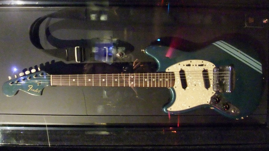 La chitarra di Kurt Cobain, usata in Smells like Teen Spirits, sarà battuta all’asta da Christie's: stima fino a 5 milioni di dollari.