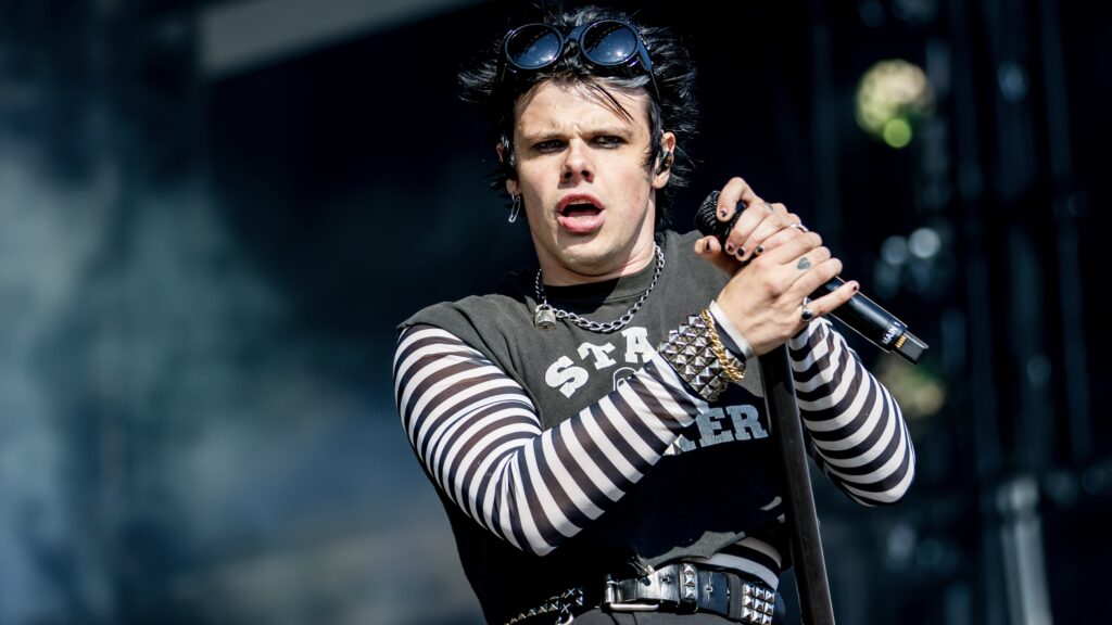 Yungblud accusa il rock di essere diventato un “boys club”. Le dichiarazioni arrivano dopo la cover dei Black Sabbath.