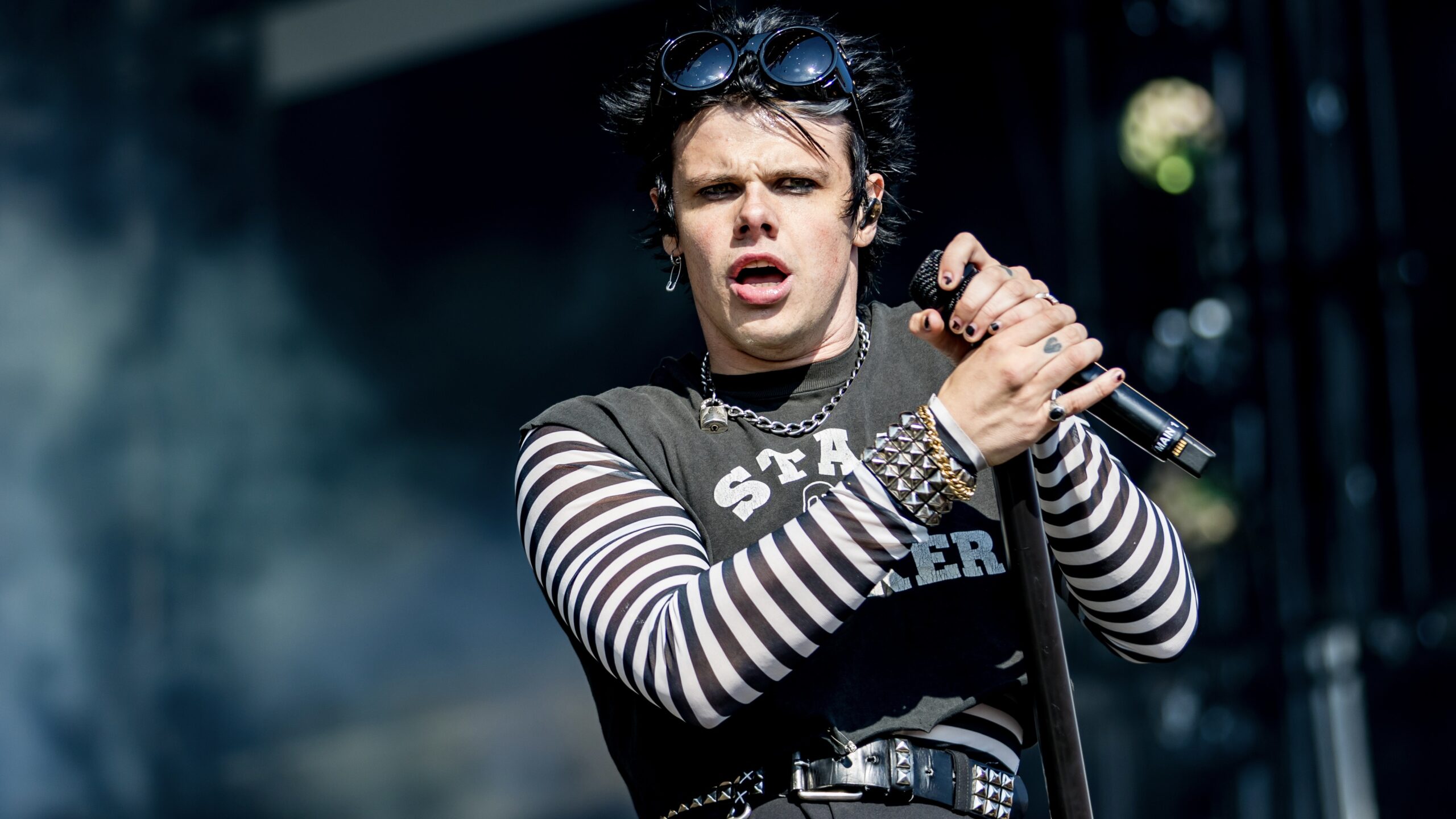 Yungblud accusa il rock di essere diventato un “boys club”. Le dichiarazioni arrivano dopo la cover dei Black Sabbath.