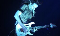 Quando Steve Vai entrò nella band di David Lee Roth portò una tecnica tale da far dubitare anche Eddie Van Halen