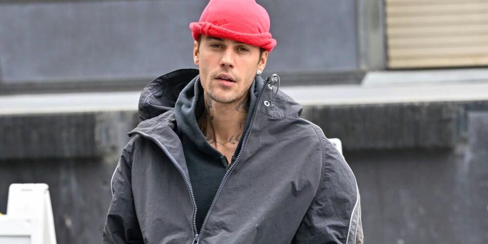 Guarda l'esibizione spoglia di Justin Bieber ai Grammys 2026 e scopri la chitarra e la pedaliera usata sul palco