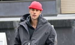 Guarda l'esibizione spoglia di Justin Bieber ai Grammys 2026 e scopri la chitarra e la pedaliera usata sul palco