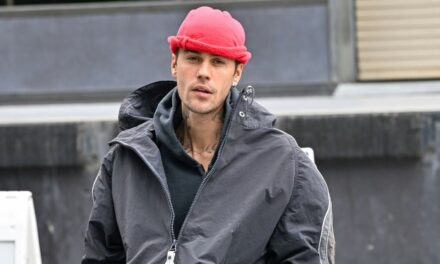 Justin Bieber in mutande ma con Quad Cortex e tanti pedali: ecco la sua esibizione ai Grammys 2026
