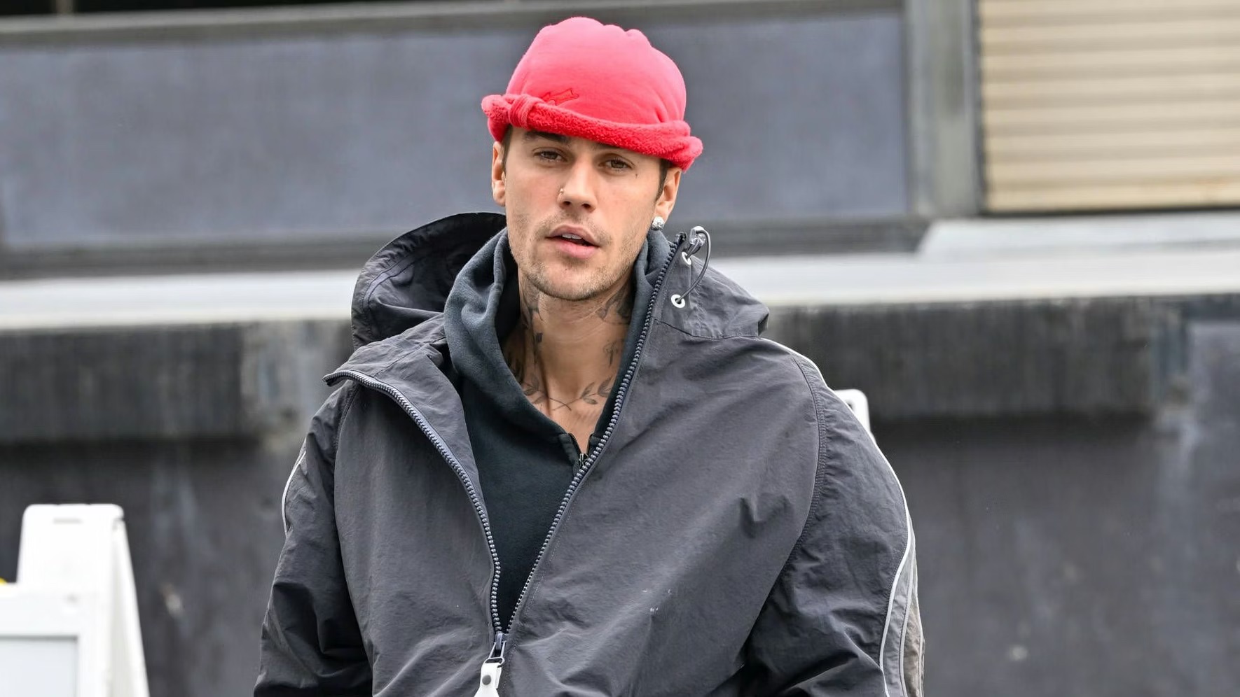 Guarda l'esibizione spoglia di Justin Bieber ai Grammys 2026 e scopri la chitarra e la pedaliera usata sul palco