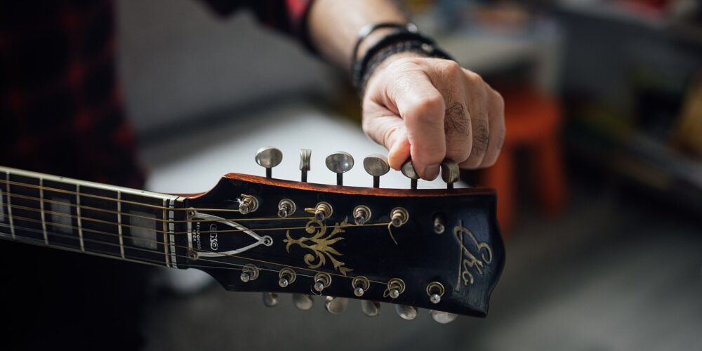 Dal 1863 a oggi, il distretto marchigiano degli strumenti musicali ha segnato il rock internazionale tra fisarmoniche, chitarre e synth.