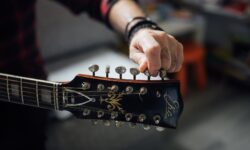 Dal 1863 a oggi, il distretto marchigiano degli strumenti musicali ha segnato il rock internazionale tra fisarmoniche, chitarre e synth.