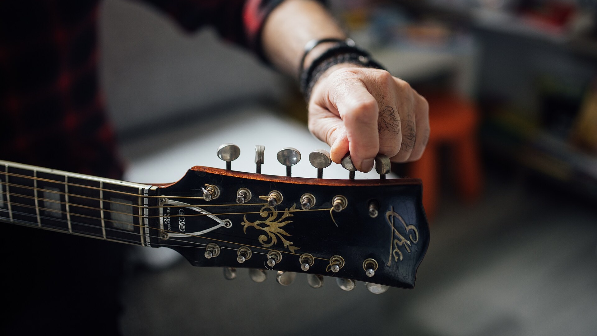 Dal 1863 a oggi, il distretto marchigiano degli strumenti musicali ha segnato il rock internazionale tra fisarmoniche, chitarre e synth.