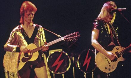 Mick Ronson: l’Iconica Gibson Les Paul Custom 1968 Rivive il Suono di Ziggy Stardust