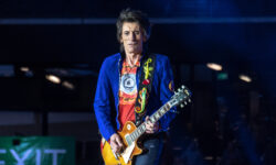 Ronnie Wood suonerà il 17 luglio a Lucca: unica data italiana annunciata dal festival per il chitarrista degli Stones